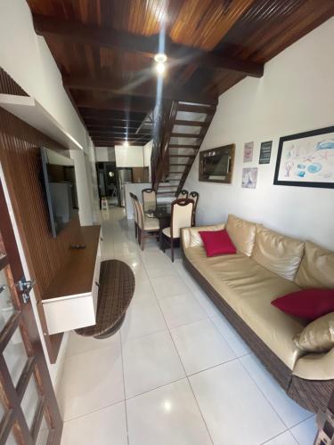 uma sala de estar com um sofá e uma mesa em Casa no Condomínio Village Praia dos Carneiros III em Praia dos Carneiros