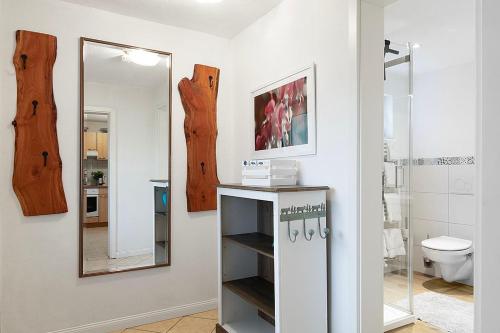 a bathroom with a toilet and a mirror at Ferienhof Radlandsichten in Malente