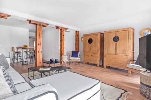 ein Wohnzimmer mit einem weißen Sofa und Holzmöbeln in der Unterkunft En el centro de Chueca I in Madrid