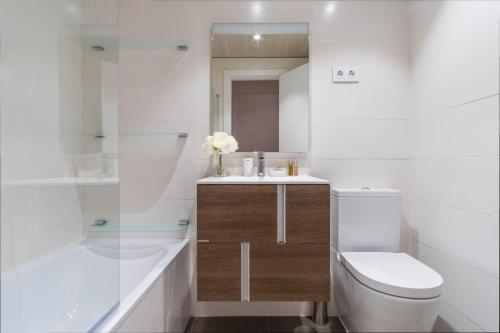 MALDONADO I في مدريد: حمام ابيض مع مرحاض ومغسلة