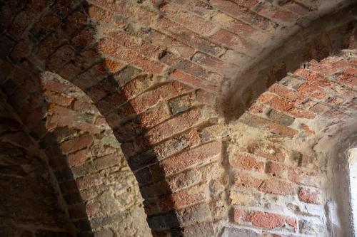 an old brick wall with a window in it at Ferienhaus am Park in Grafenau