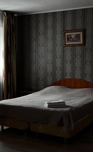 En eller flere senge i et værelse på Комплекс Изумруд