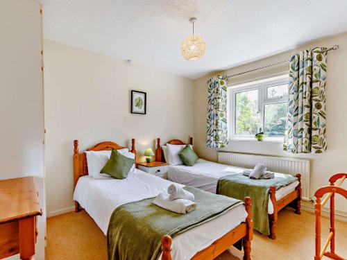 En eller flere senge i et værelse på 2 bed in Moreton in Marsh 83379