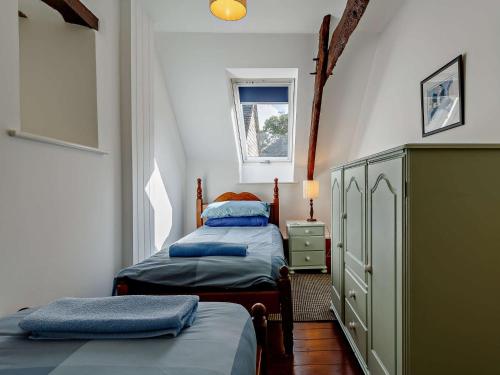 - une petite chambre avec 2 lits et une fenêtre dans l'établissement 3 Bed in Looe 47669, à Liskeard
