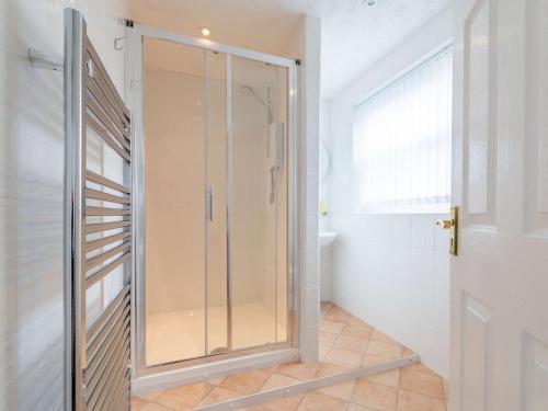 um chuveiro numa casa de banho com uma porta de vidro em 5 Bed in Yorkshire Dales 81390 em Richmond