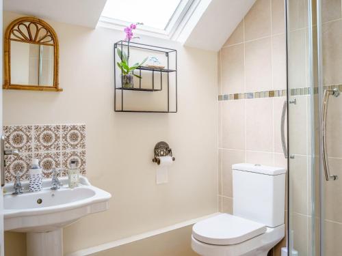 La salle de bains blanche est pourvue d'un lavabo et de toilettes. dans l'établissement 3 Bed in Narberth 79443, à Narberth