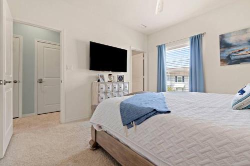 Un dormitorio con una cama grande y un televisor de pantalla plana. en eBikes, Pool, Hot Tub, Luxury 3 bd with Games, en Pensacola
