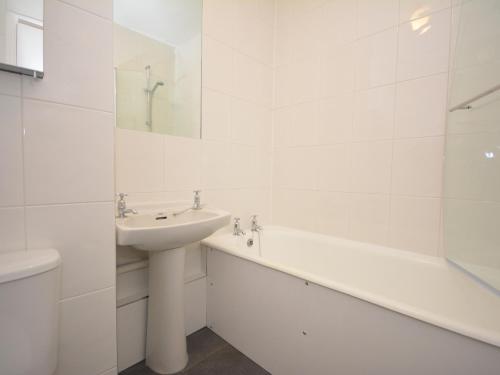 Bilik mandi di 2 Bed in Saundersfoot 74356