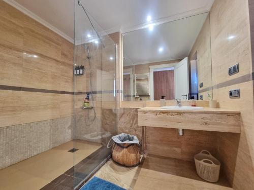 La salle de bains est pourvue d'une douche en verre et d'un lavabo. dans l'établissement Oasis de Lujo Frente al Mar - by Aloha Palma, à Águilas