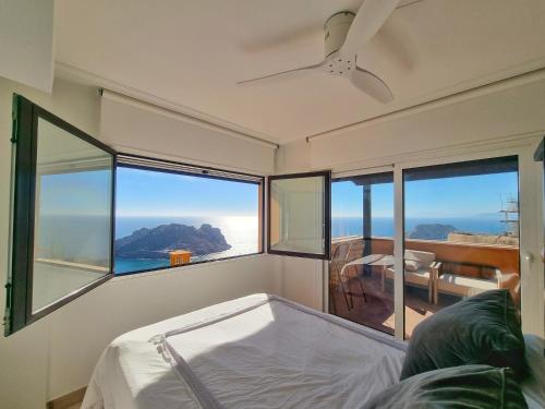 - une chambre avec un lit et une vue sur l'océan dans l'établissement Oasis de Lujo Frente al Mar - by Aloha Palma, à Águilas