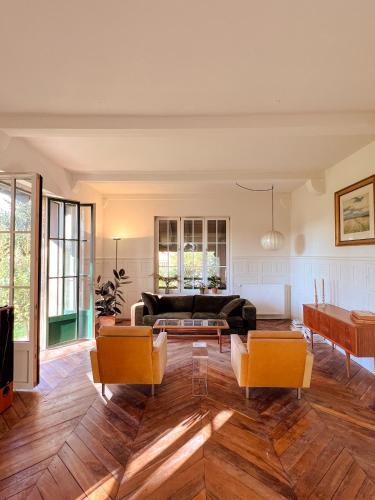 un salon avec un canapé et deux chaises dans l'établissement Villa Azur, à Azur