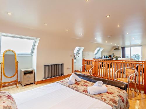 1 dormitorio con 1 cama y balcón en 1 bed in Barnstaple ELLCO en Fremington