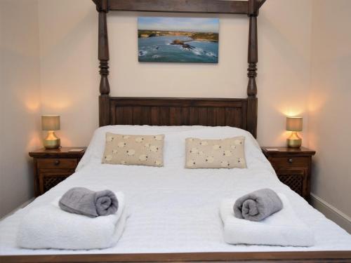 sypialnia z łóżkiem z ręcznikami w obiekcie 2 Bed in Holsworthy 77555 w mieście Black Torrington