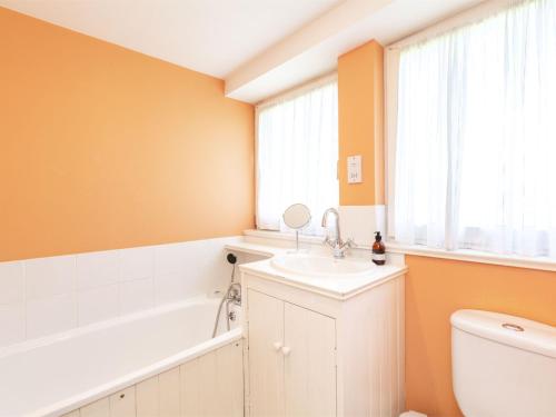 a bathroom with a sink and a tub and a toilet at 3 Bed in Kilfinan CA214 in Kilfinan