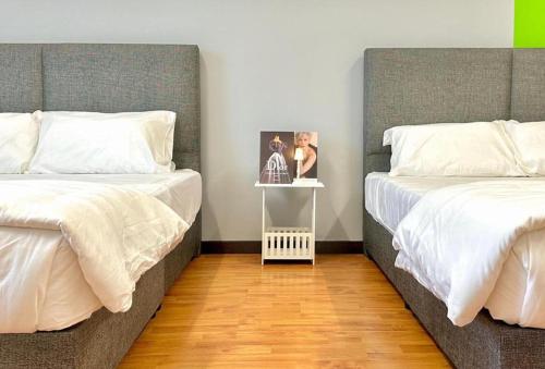 two beds sitting next to each other in a room at Ipoh IGB Homestay by Comfort Home in Ipoh