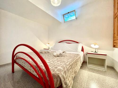 a bedroom with a bed with two stuffed animals on it at Tiny House Bellavista in Bari Sardo
