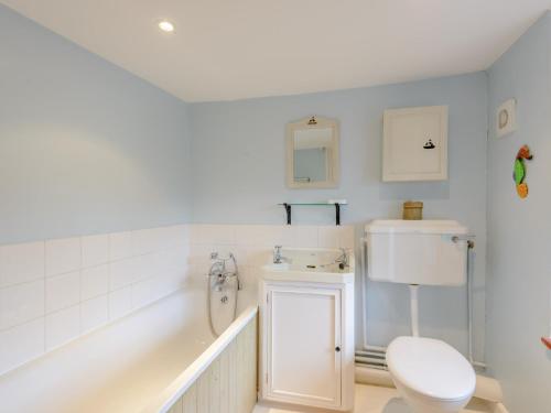 ein Bad mit einem WC und einem Waschbecken in der Unterkunft 4 Bed in Isle of Purbeck 78042 in Kingston