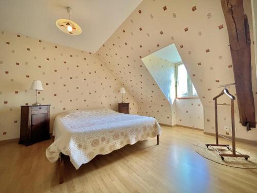 1 dormitorio con 1 cama blanca en el ático en Gîte Saint-Aubin-le-Monial, 4 pièces, 6 personnes - FR-1-489-490, en Saint-Aubin-le-Monial