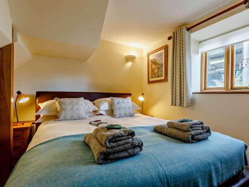Giường trong phòng chung tại 2 Bed in Axminster 45096