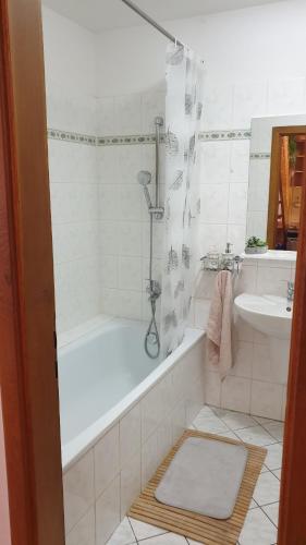 特倫欽的住宿－LINDA apartment，白色的浴室设有浴缸和水槽。