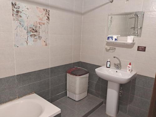 A bathroom at شقة مميزة جدا في قلب العاصمة قريبة من جميع الأماكن والخدمات