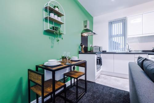 Stylish & cosy apartment near the city centre/free parking في ليفربول: مطبخ مع طاولة صغيرة في الغرفة