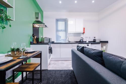 利物浦的住宿－Stylish & cosy apartment near the city centre/free parking，带沙发的客厅和厨房