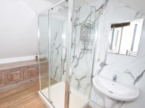 a bathroom with a shower and a sink at 1 Bed in Curbar PK455 in Curbar
