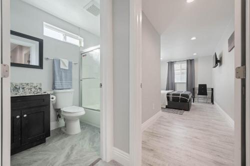 La salle de bains blanche est pourvue de toilettes et d'un lavabo. dans l'établissement ৎ୭Comfy Bedroom w/office tableৎ୭, à Los Angeles