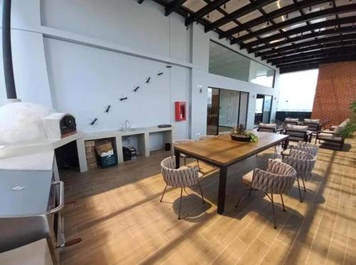 a kitchen and dining room with a table and chairs at Apartamento zona 13 Aeropuerto Inara in Guatemala