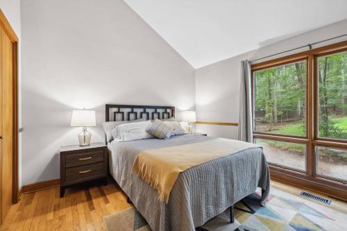 - une chambre avec un lit et une grande fenêtre dans l'établissement Large, private home on forested lot in Chapel Hill, à Chapel Hill
