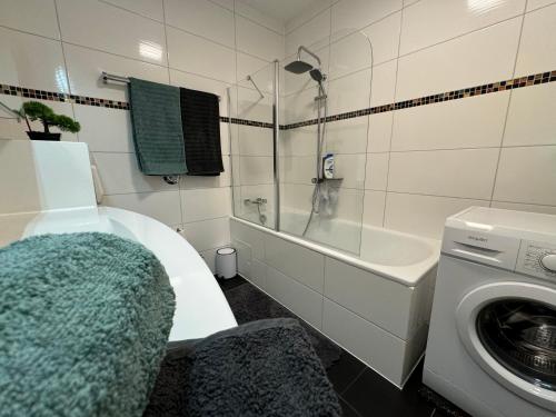 ein Badezimmer mit einem Waschbecken und einer Waschmaschine in der Unterkunft Unterkunft in Altstadt in Schongau