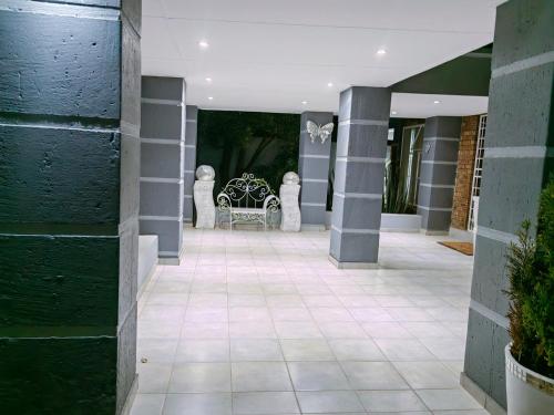 un patio con un banco en un edificio en Zhantique Airport Guest House Unit 1 en Boksburg
