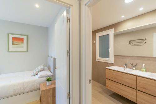ein Bad mit einem Bett und einem Waschbecken in der Unterkunft Espacioso apartamento en el corazón de Pamplona in Pamplona