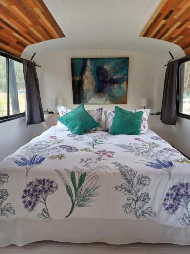 1 dormitorio con 1 cama grande con almohadas moradas y verdes en Puerto Rungue n°3, en Maitencillo