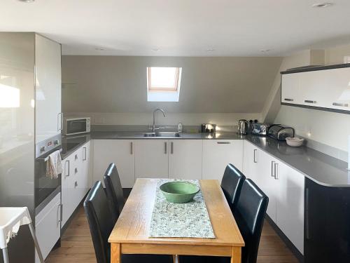 una cocina con una mesa con un tazón. en Entire Apartment in Central Brockenhurst, en Brockenhurst