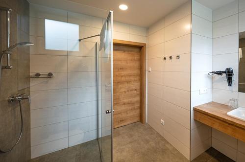W łazience znajduje się szklana kabina prysznicowa i umywalka. w obiekcie Penker Wirt Zimmer BANK w mieście Penk