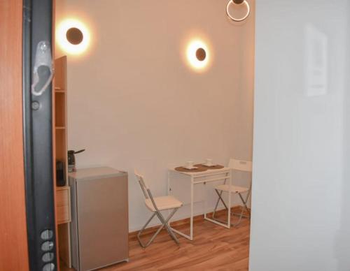 una camera con scrivania, due sedie e un tavolo di Modern Cozy Central Flat a Patra