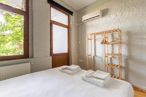 - 2 serviettes sur un lit dans une chambre avec fenêtre dans l'établissement Pin Exclusive 1 BD Taksim B3, à Istanbul