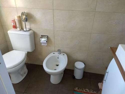 une salle de bain avec toilettes et bidet dans l'établissement Casa en La Paloma cerca de la playa, à La Paloma