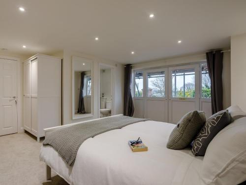 een slaapkamer met een groot wit bed en ramen bij 1 bed in Paignton 78200 in Paignton