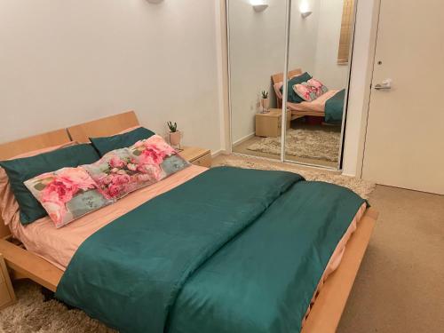 1 dormitorio con 1 cama grande y espejo en City Sky Place en Mánchester