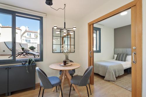 una habitación con mesa y sillas y un dormitorio en Apartments Barcelona & Home Deco Eixample, en Barcelona