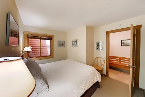 um quarto com uma cama branca e uma janela em Slopeside Adventures em Truckee
