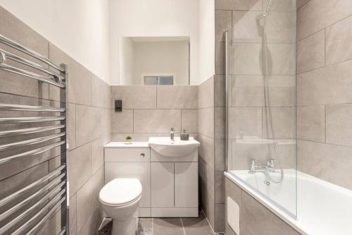 Bathroom sa Stunning Ground Floor flat in Southside.