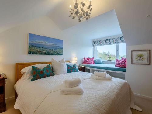 1 dormitorio con 1 cama grande y toallas. en 1 Bed in Bethesda 82577 en Llanddeiniolen