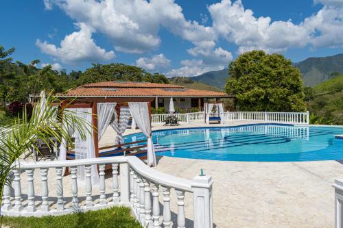 Bazén v ubytování Hotel Campestre La Francesina nebo v jeho okolí