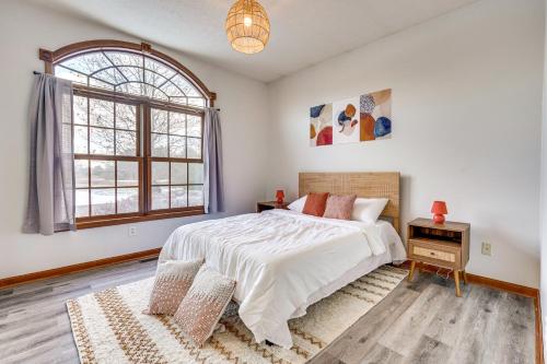 - une chambre avec un grand lit et une fenêtre dans l'établissement Elegant Pataskala Home with Hot Tub and Fire Pit!, à Pataskala