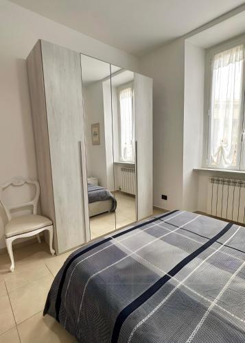sypialnia z dużym łóżkiem i lustrem w obiekcie Baia Lunare w mieście Vado Ligure