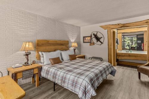 1 dormitorio con cama, mesa y ventana en Stonegate Lodge King Bed Fast WiFi 50in Roku TV Salt Water Pool Room # 304, en Eureka Springs